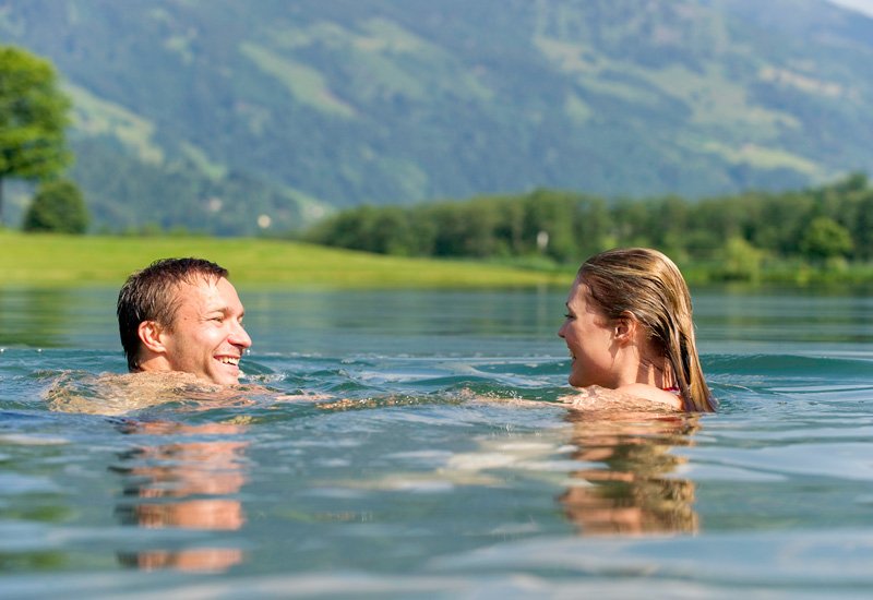 Pärchen beim Schwimmen im Gasteiner Badesee