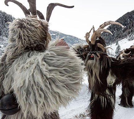 Aufeinandertreffen der Pässe mit einer Rangelei der Vorteufel.
