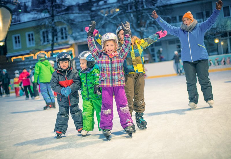 Kinder beim Eislaufen in Bad Hofgastein