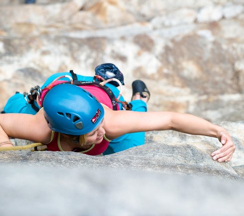 Kletterer auf einer Wand im Gasteinertal