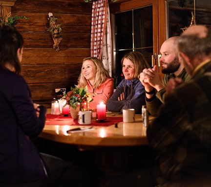Geselliges Miteinander im Alpenhaus Prossau in Gastein
