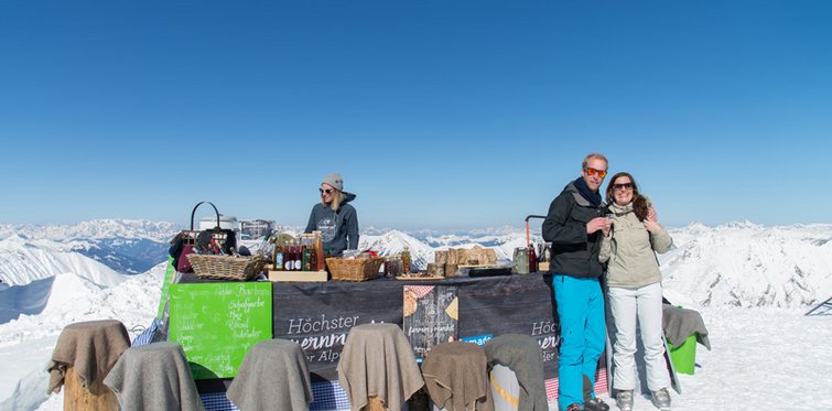 Gäste beim Verkaufs- und Probierstand auf dem höchsten Bauernmarkt auf dem Berg 