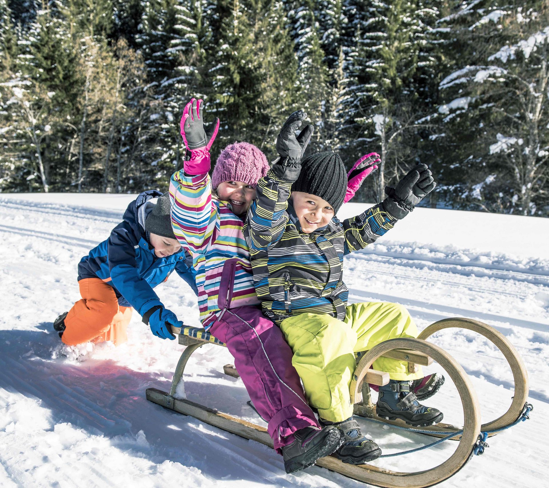 Kinder beim Rodeln im Schneepark Gastein