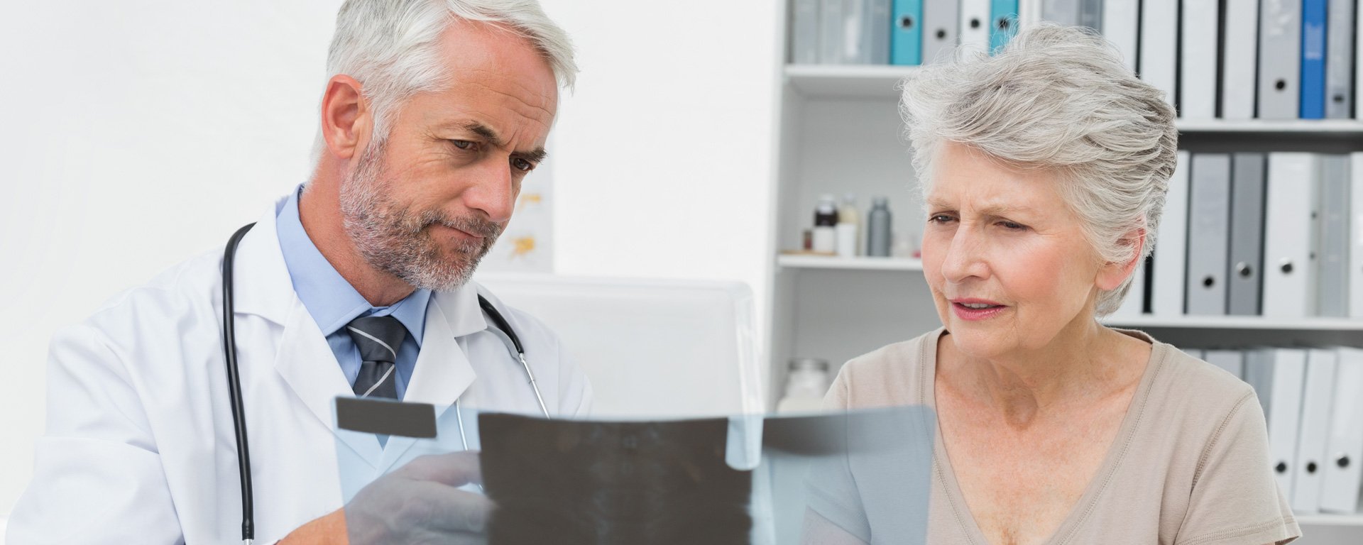 Besprechung der Röntgenaufnahmen bei unseren Ärzten