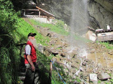 01 1 R. Erlmoser Vorplatz + Villa quer